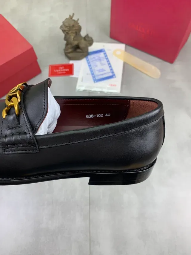 Valentino 黑金 抛光皮革 VLogo 链扣 乐福鞋 4