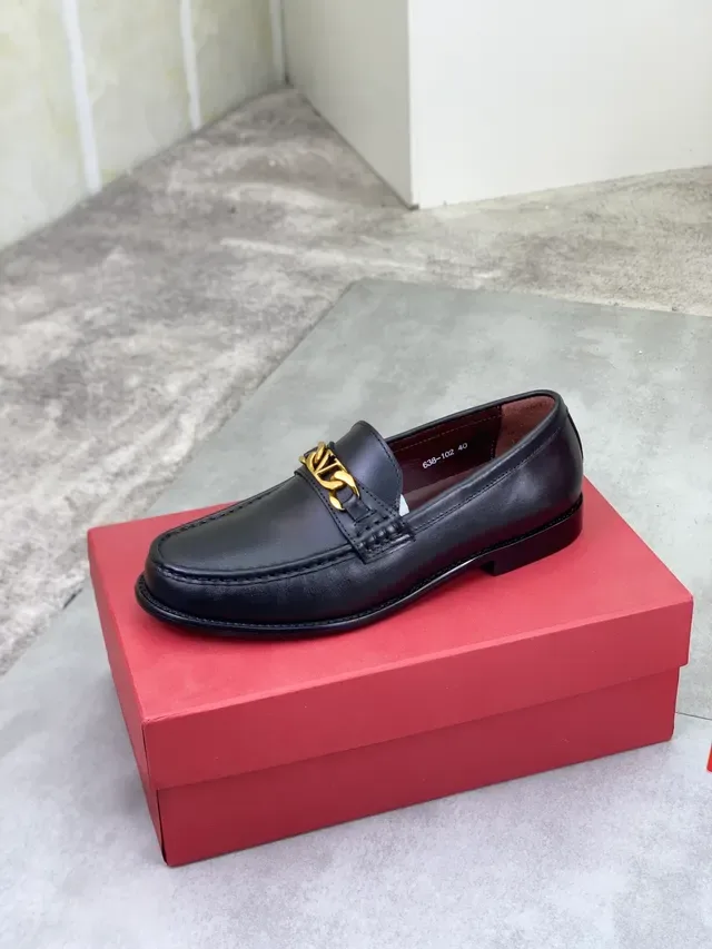 Valentino 黑金 抛光皮革 VLogo 链扣 乐福鞋 5