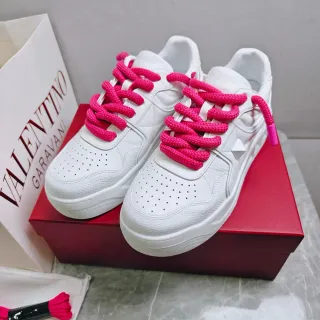 Valentino One Stud tênis lifestyle branco e rosa de couro com ponta perfurada
