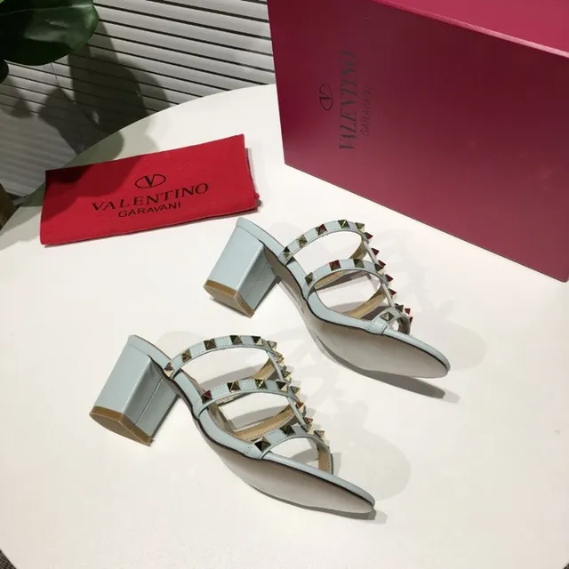Valentino Rockstud Sandálias Gladiator studded em azul pálido 4