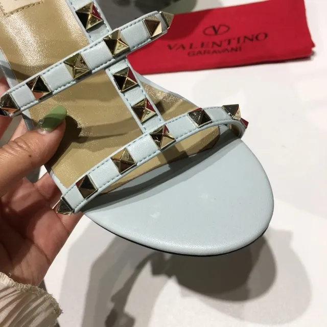 Valentino Rockstud Sandálias Gladiator studded em azul pálido 9