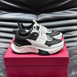 Valentino Rockstud Runner काला सफेद एकमात्र मेश और सिंथेटिक अपर चंकी स्नीकर