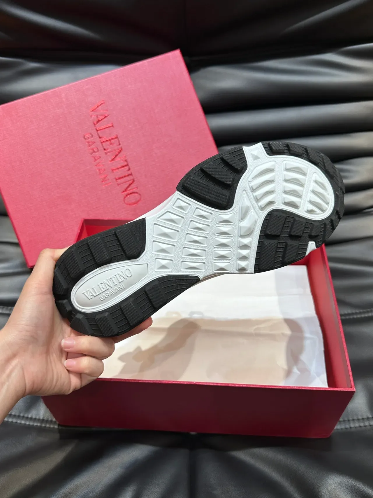 Valentino Rockstud Runner काला सफेद एकमात्र मेश और सिंथेटिक अपर चंकी स्नीकर 2