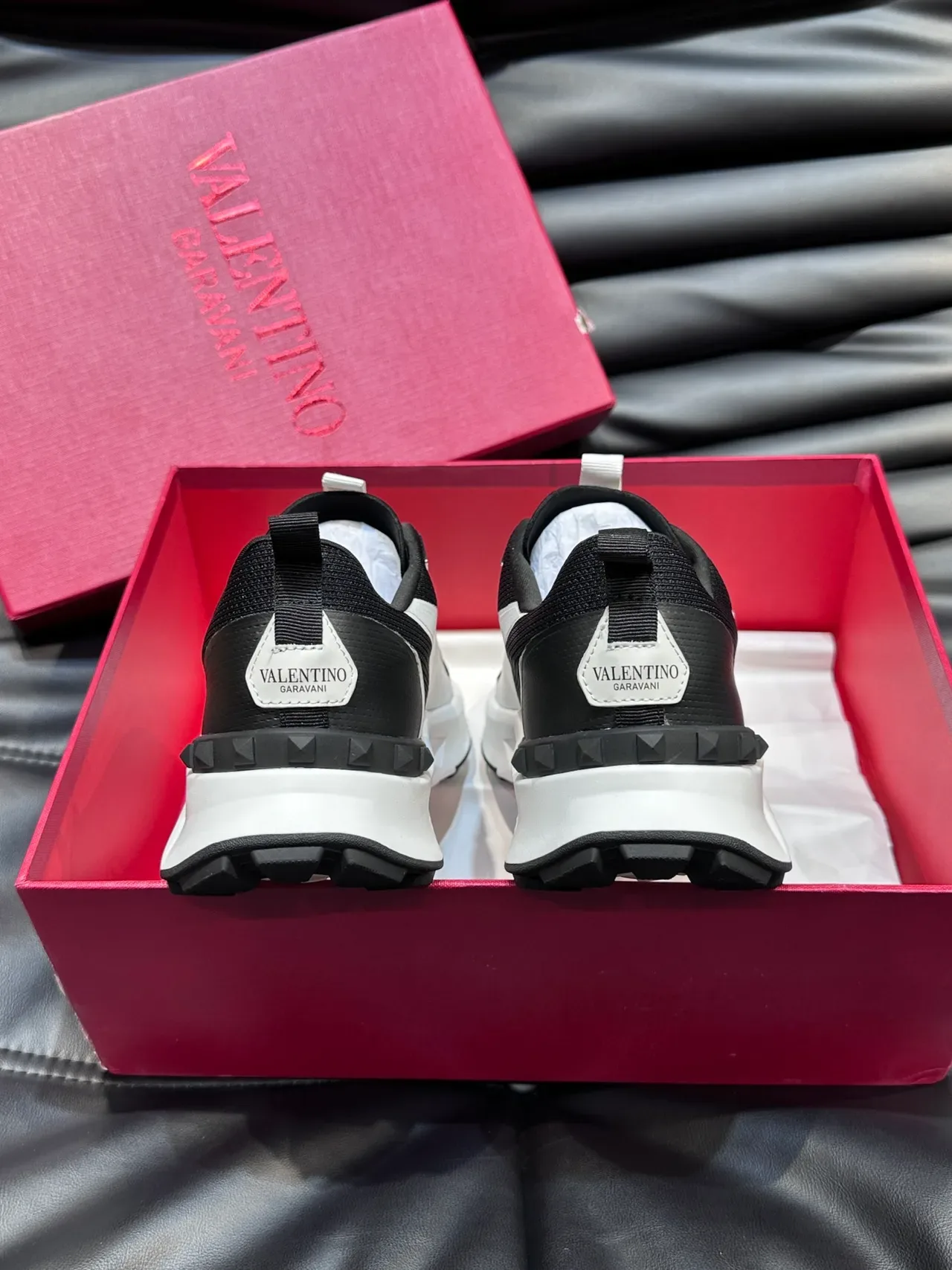 Valentino Rockstud Runner काला सफेद एकमात्र मेश और सिंथेटिक अपर चंकी स्नीकर 3