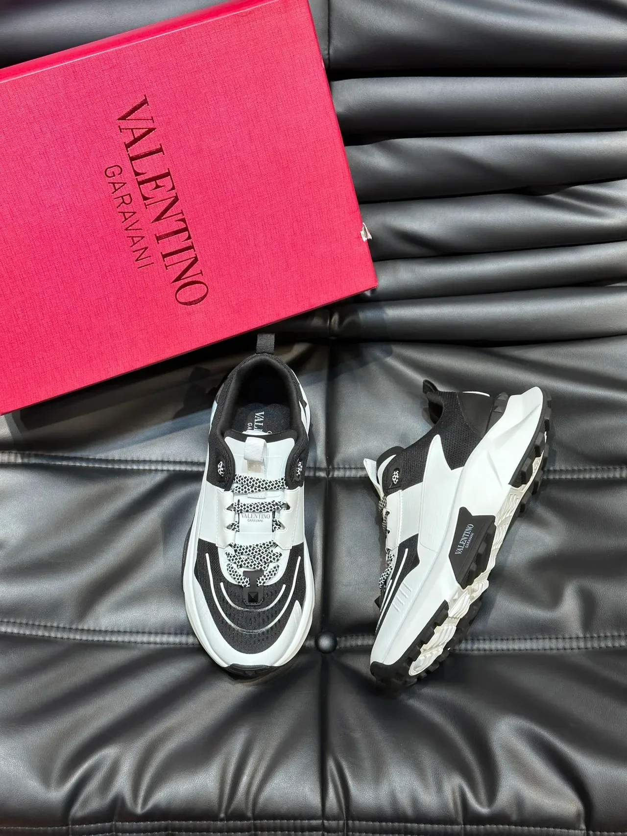 Valentino Rockstud Runner काला सफेद एकमात्र मेश और सिंथेटिक अपर चंकी स्नीकर 4