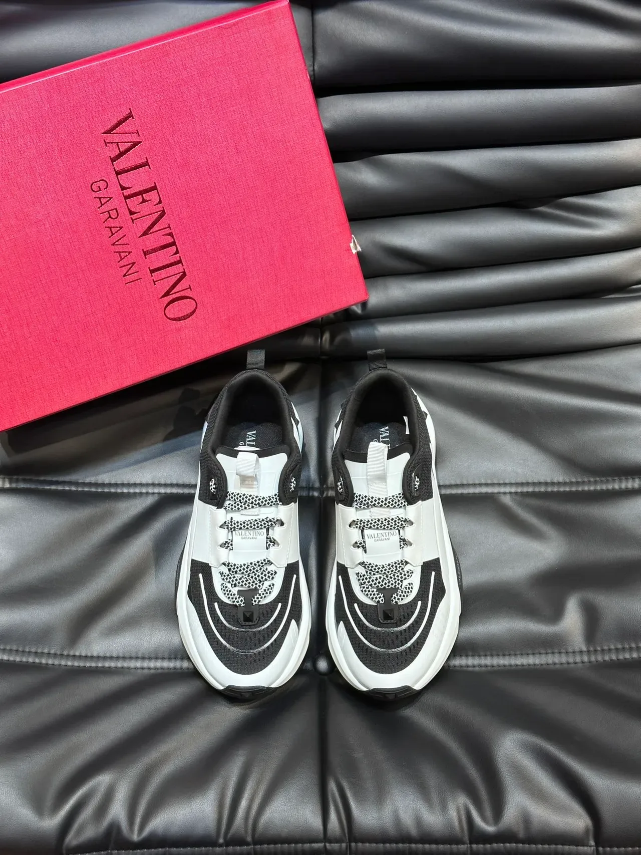 Valentino Rockstud Runner काला सफेद एकमात्र मेश और सिंथेटिक अपर चंकी स्नीकर 5