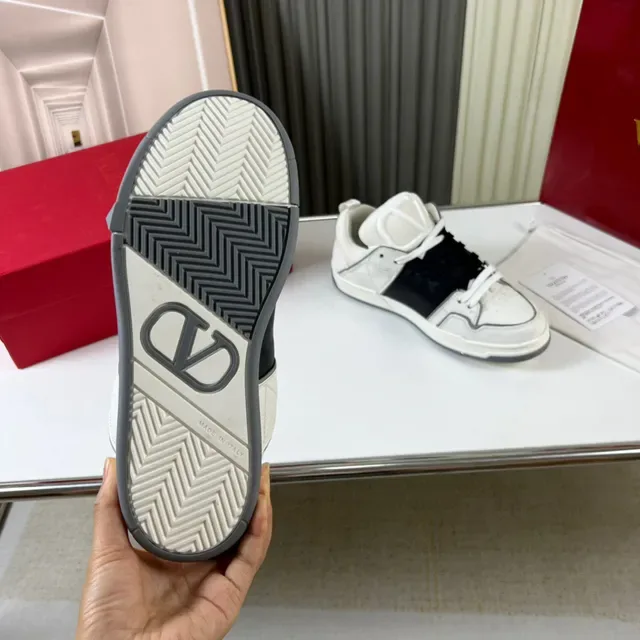 Valentino Rockstud Runner সাদা কালো ধূসর লাইফস্টাইল স্নীকার 2