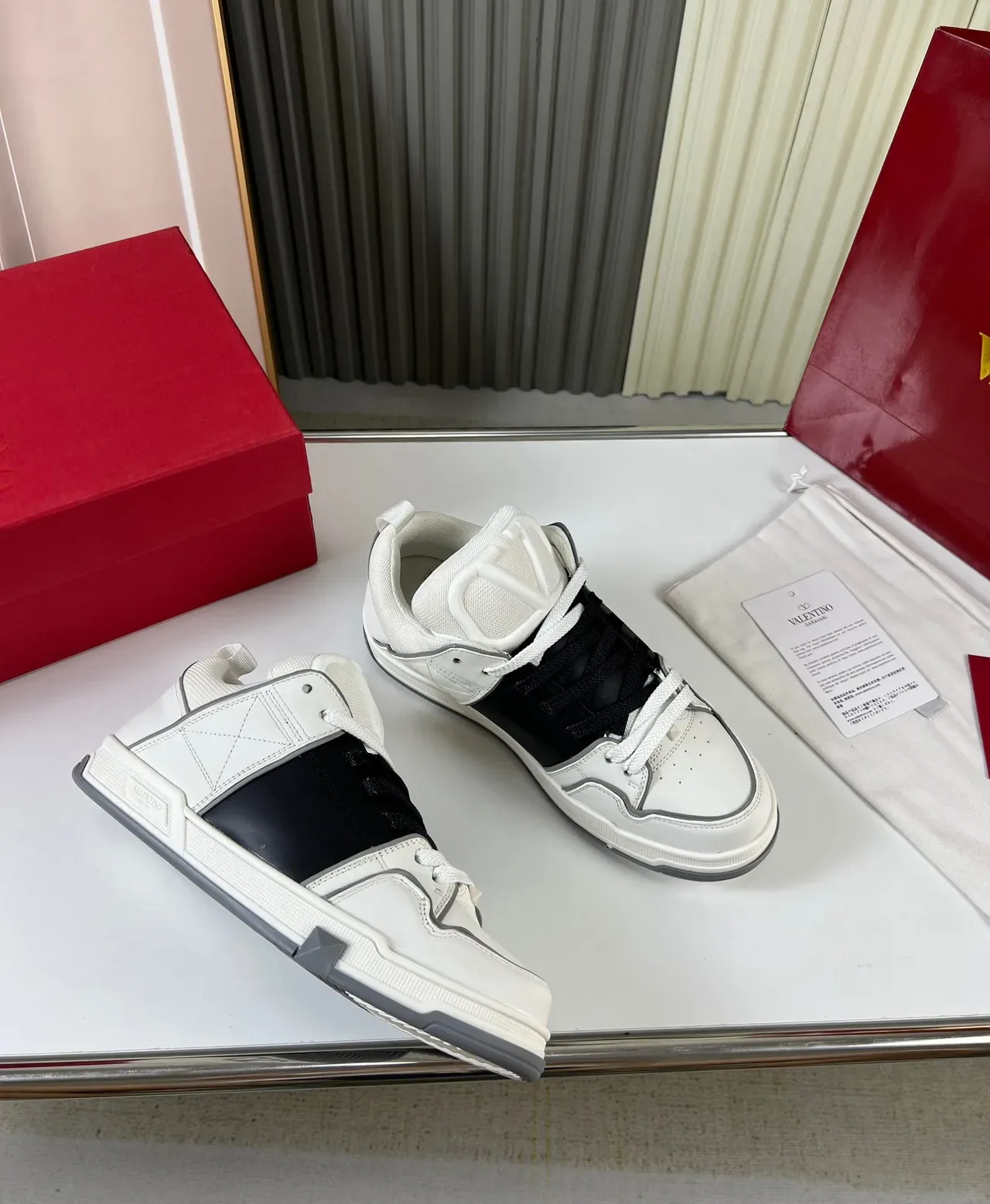 Valentino Rockstud Runner সাদা কালো ধূসর লাইফস্টাইল স্নীকার 5
