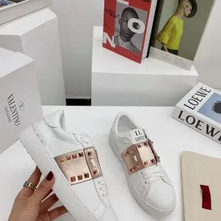 Valentino Rockstud Untitled সাদা এবং রোজ গোল্ড স্টাড স্ট্র্যাপ লাইফস্টাইল স্নিকার্স