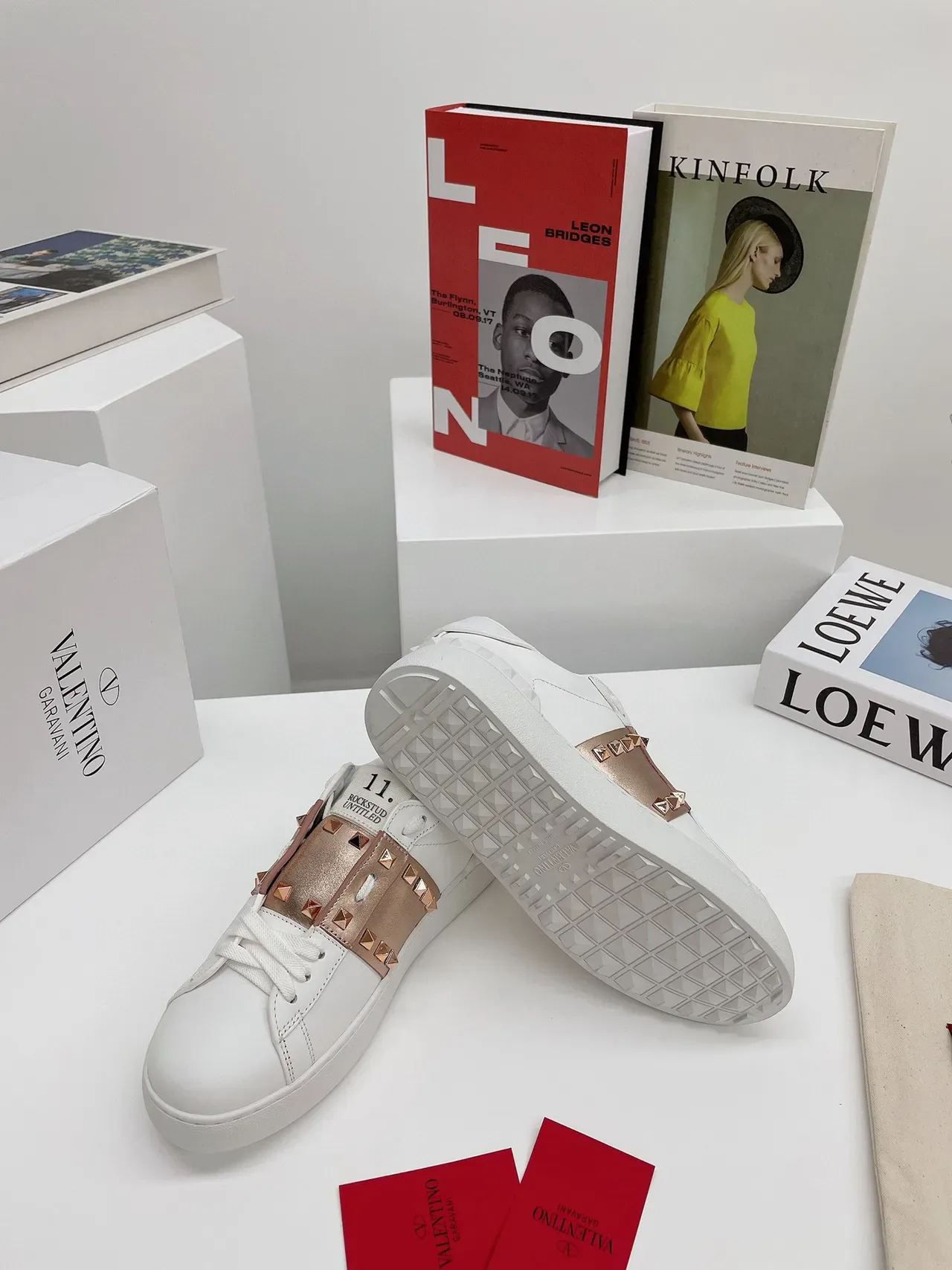 Valentino Rockstud Untitled Tênis Lifestyle Branco e Rose-Gold com Alça Stud 2
