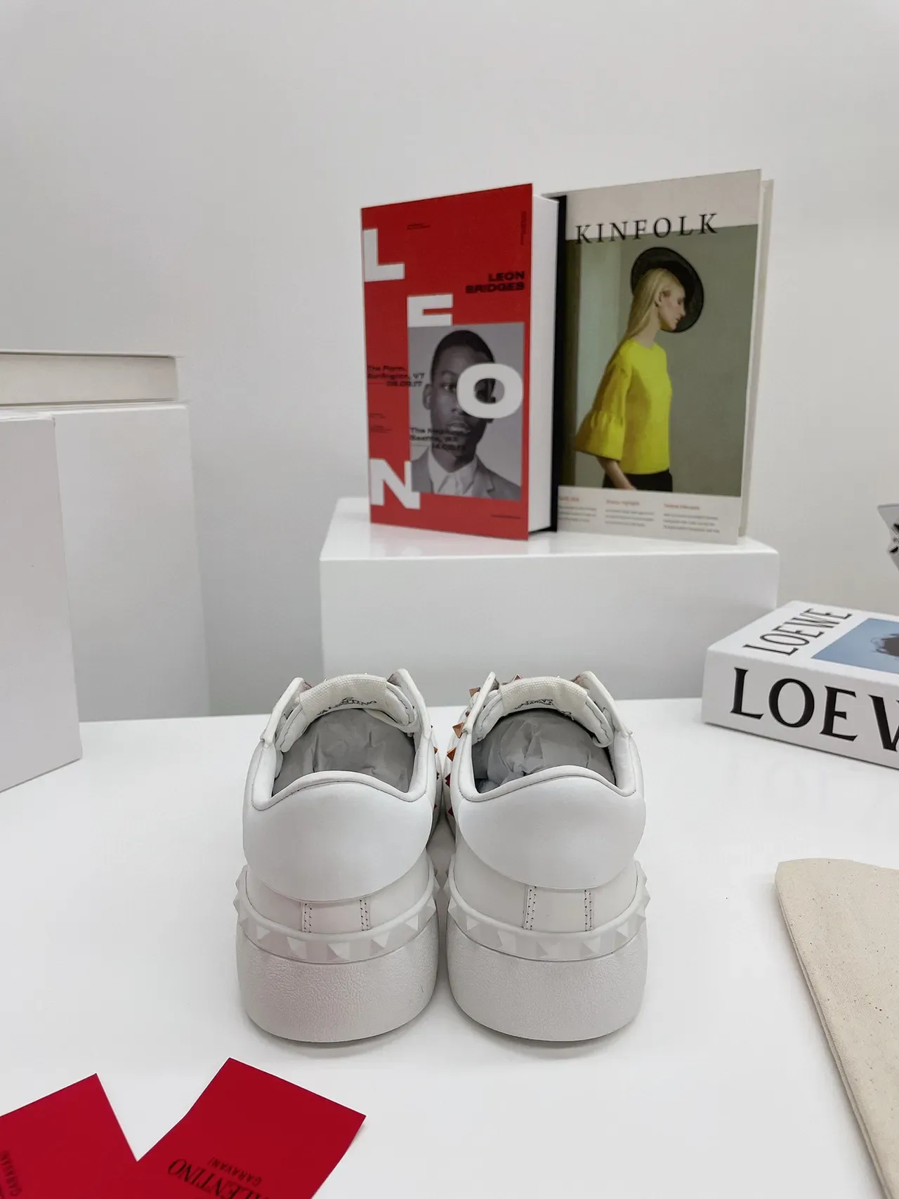 Valentino Rockstud Untitled Tênis Lifestyle Branco e Rose-Gold com Alça Stud 3