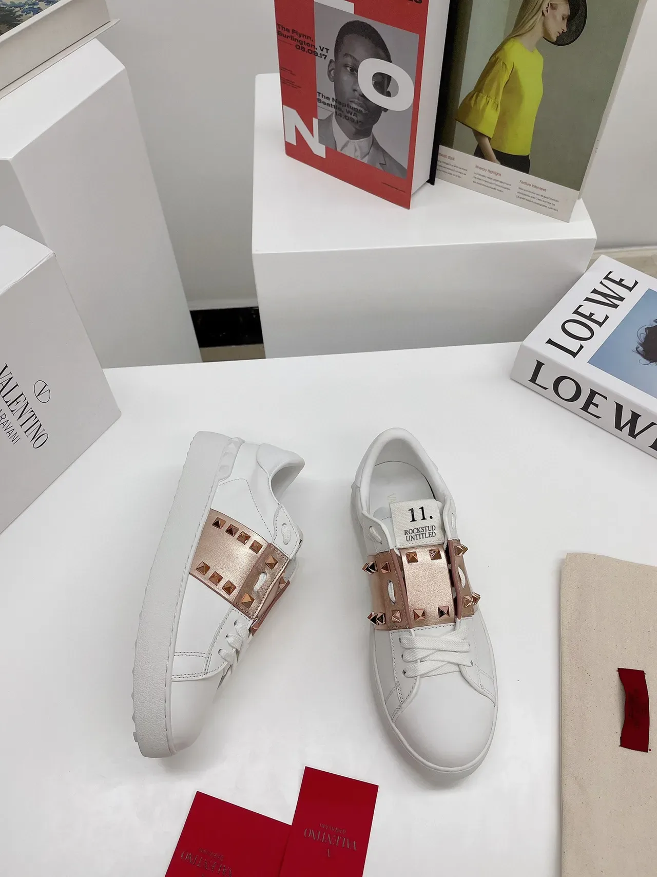 Valentino Rockstud Untitled Tênis Lifestyle Branco e Rose-Gold com Alça Stud 4