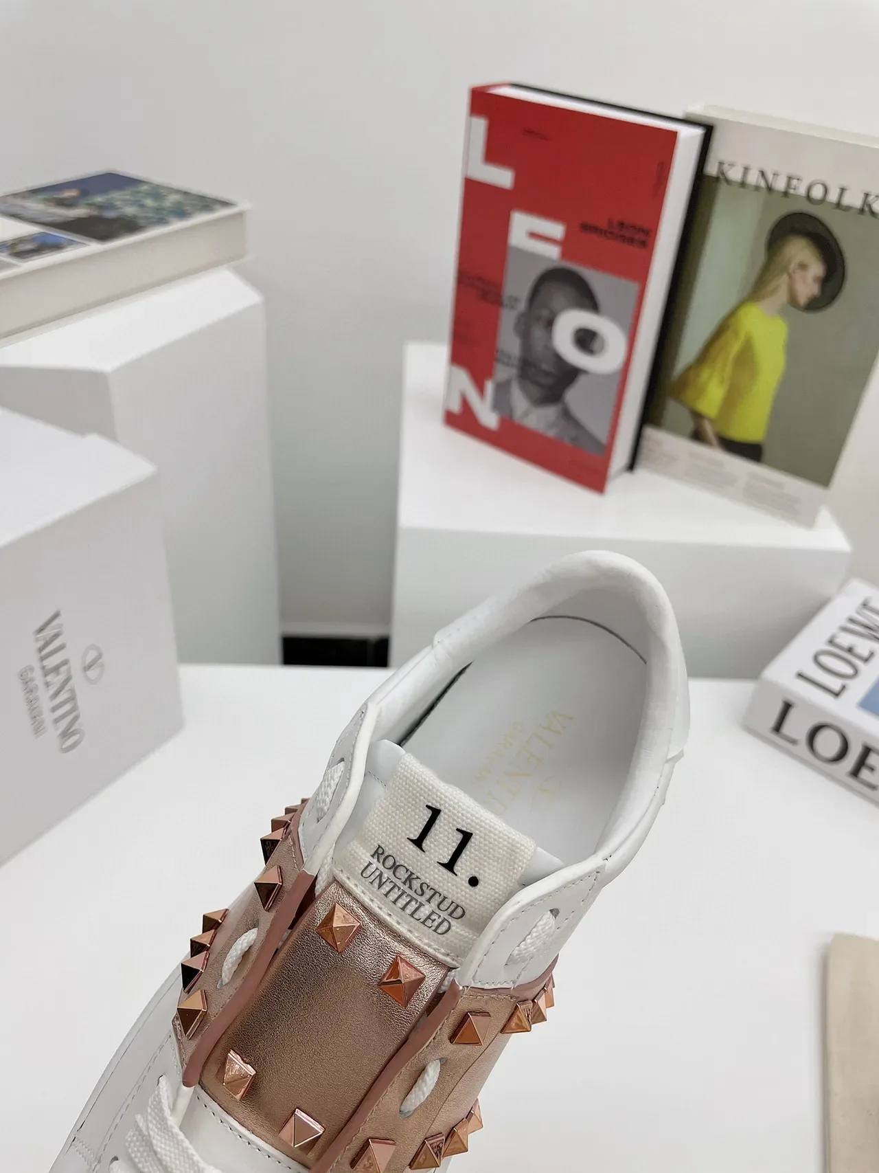 Valentino Rockstud Untitled Tênis Lifestyle Branco e Rose-Gold com Alça Stud 5