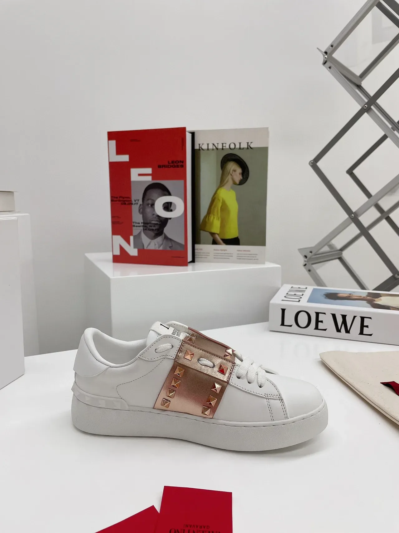Valentino Rockstud Untitled Tênis Lifestyle Branco e Rose-Gold com Alça Stud 6