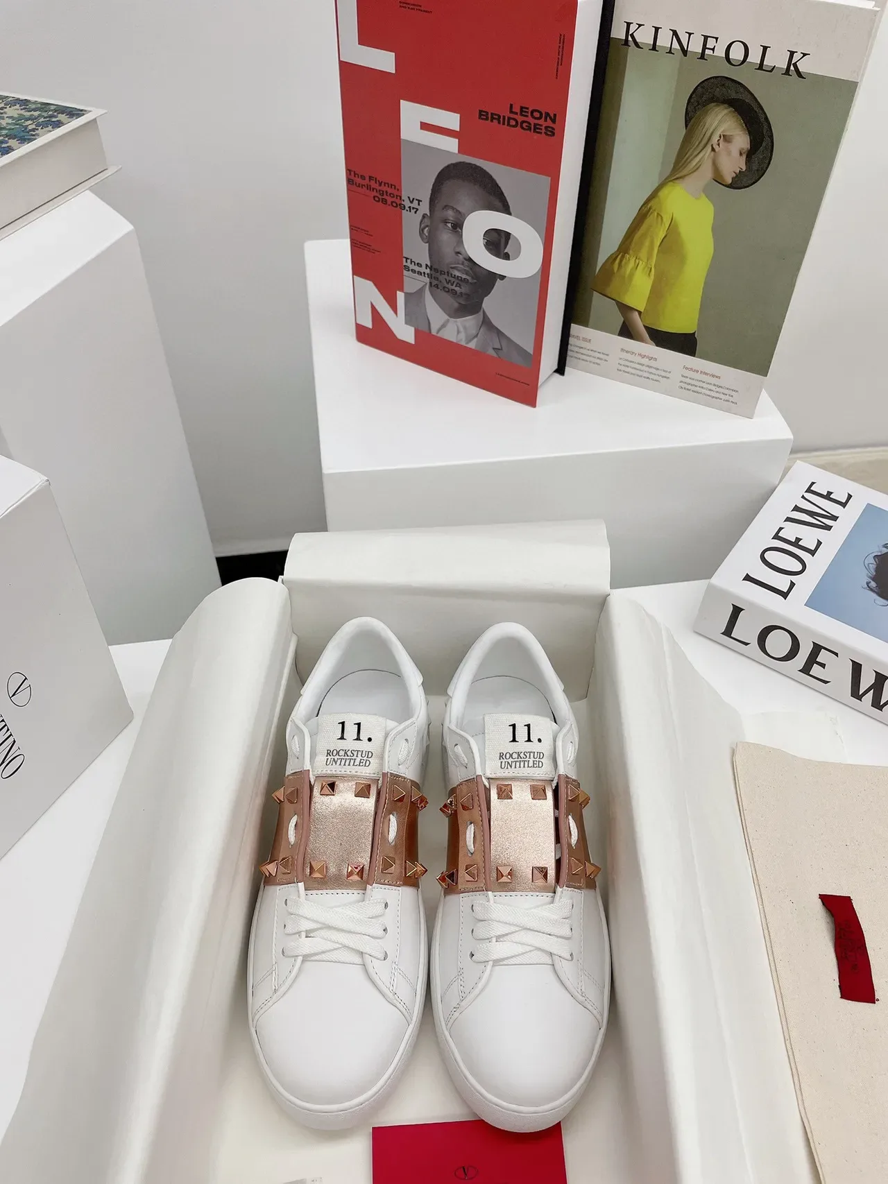 Valentino Rockstud Untitled Tênis Lifestyle Branco e Rose-Gold com Alça Stud 8