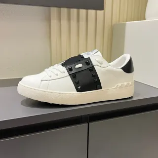 Valentino Rockstud Tênis Lifestyle Brancos e Pretos com studs