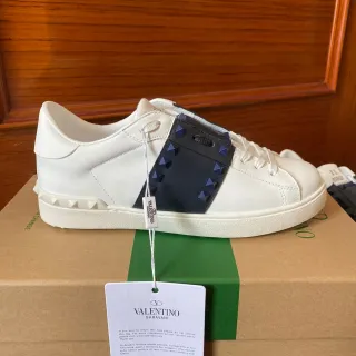 Valentino Rockstud सफेद और नेवी ब्लू स्टड स्ट्रैप लाइफस्टाइल स्नीकर