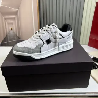 Valentino Rockstud সাদা ধূসর চামড়া প্যানেল পিরামিড স্টাড অ্যাকসেন্ট লাইফস্টাইল স্নিকার্স