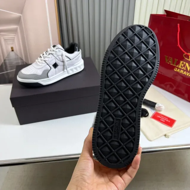 Valentino Rockstud সাদা ধূসর চামড়া প্যানেল পিরামিড স্টাড অ্যাকসেন্ট লাইফস্টাইল স্নিকার্স 2