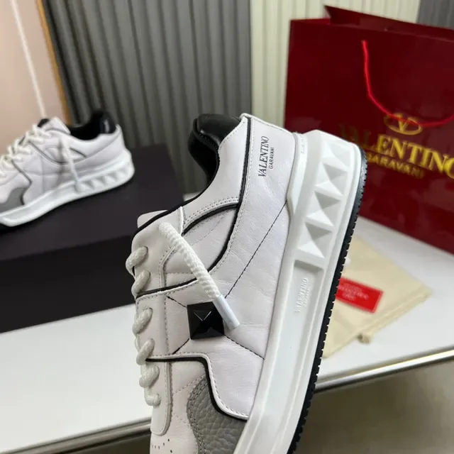 Valentino Rockstud সাদা ধূসর চামড়া প্যানেল পিরামিড স্টাড অ্যাকসেন্ট লাইফস্টাইল স্নিকার্স 3