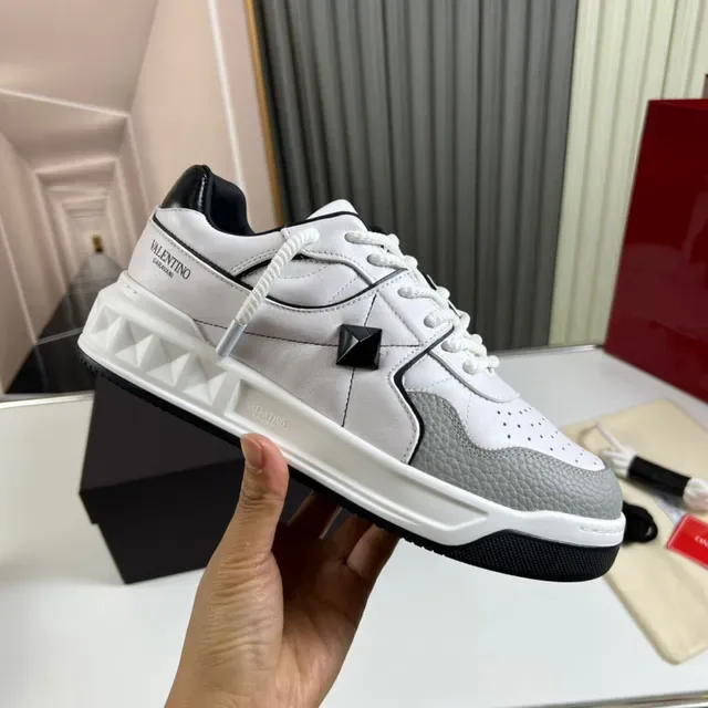 Valentino Rockstud সাদা ধূসর চামড়া প্যানেল পিরামিড স্টাড অ্যাকসেন্ট লাইফস্টাইল স্নিকার্স 4