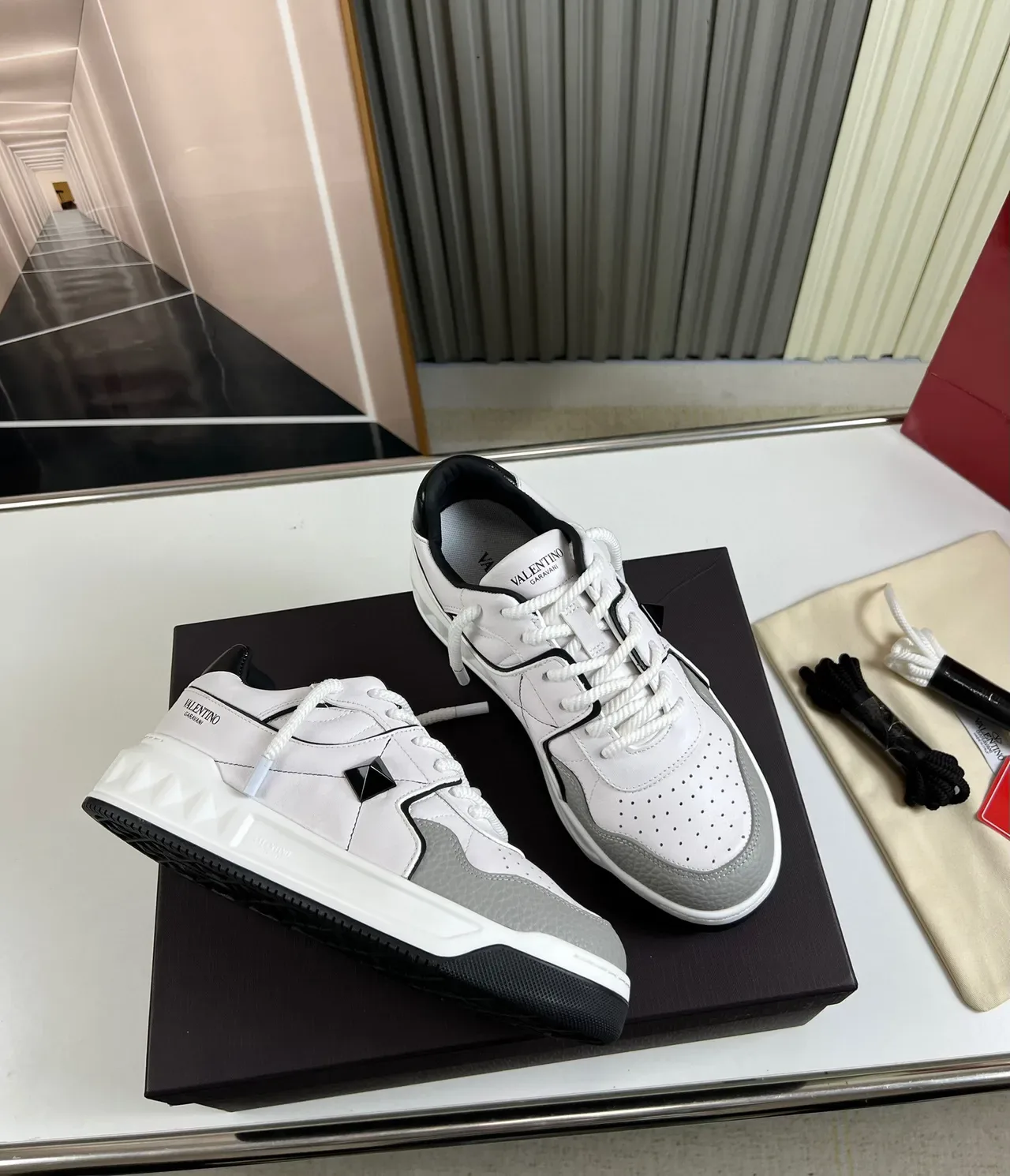 Valentino Rockstud সাদা ধূসর চামড়া প্যানেল পিরামিড স্টাড অ্যাকসেন্ট লাইফস্টাইল স্নিকার্স 5