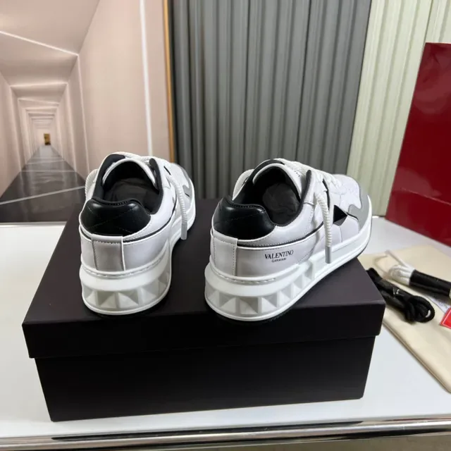 Valentino Rockstud সাদা ধূসর চামড়া প্যানেল পিরামিড স্টাড অ্যাকসেন্ট লাইফস্টাইল স্নিকার্স 6