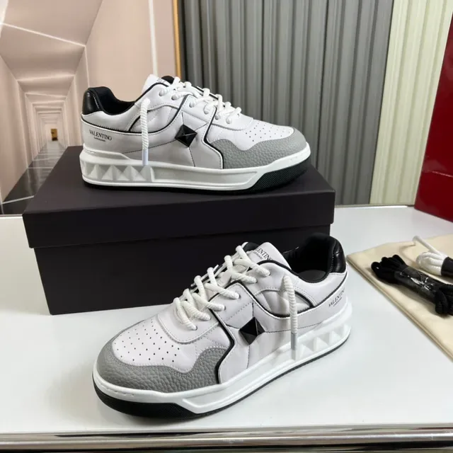 Valentino Rockstud সাদা ধূসর চামড়া প্যানেল পিরামিড স্টাড অ্যাকসেন্ট লাইফস্টাইল স্নিকার্স 7