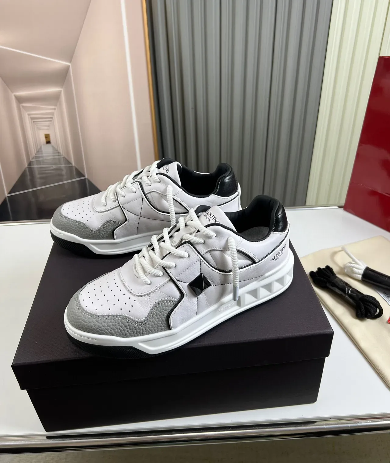 Valentino Rockstud সাদা ধূসর চামড়া প্যানেল পিরামিড স্টাড অ্যাকসেন্ট লাইফস্টাইল স্নিকার্স 8