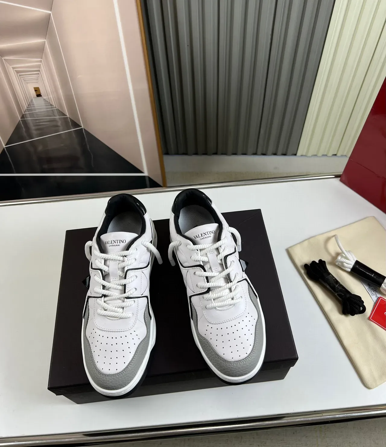 Valentino Rockstud সাদা ধূসর চামড়া প্যানেল পিরামিড স্টাড অ্যাকসেন্ট লাইফস্টাইল স্নিকার্স 9