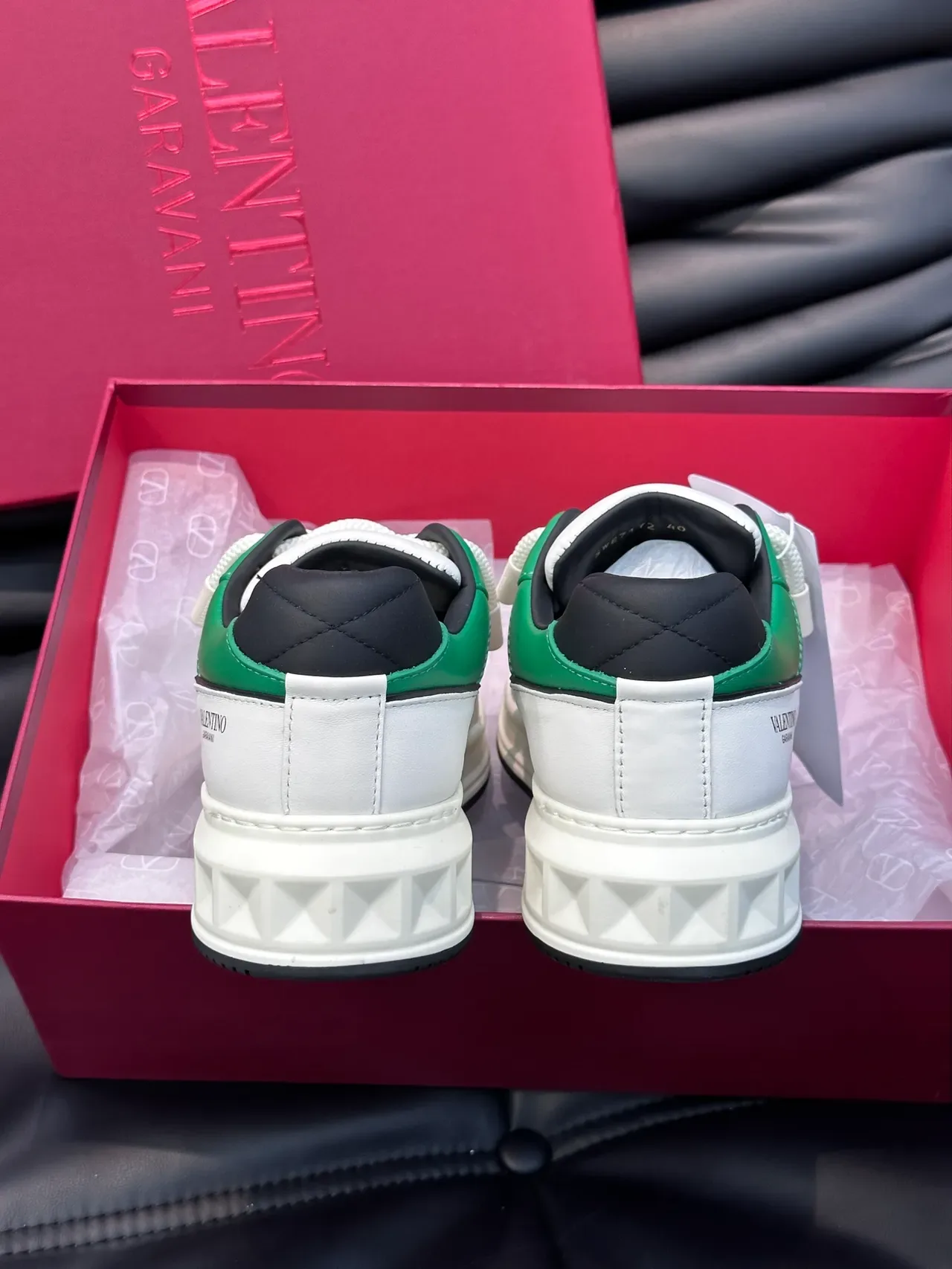 Valentino Rockstud Blancs et Verts Bloque de Couleur Cuir Perforé à l'Orteil Sneakers Chunky 3