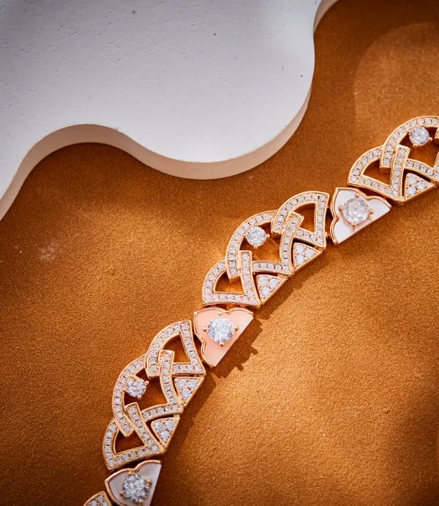 Van Cleef & Arpels Collier Pendentif Or Rose en Forme d'Éventail avec Trame Ouverte 2