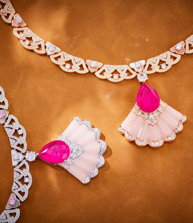 Van Cleef & Arpels Collier Pendentif Or Rose en Forme d'Éventail avec Trame Ouverte 3