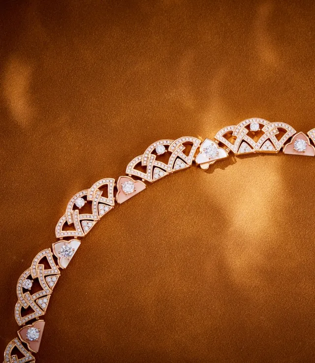 Van Cleef & Arpels Collier Pendentif Or Rose en Forme d'Éventail avec Trame Ouverte 4