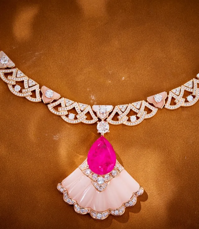 Van Cleef & Arpels Collier Pendentif Or Rose en Forme d'Éventail avec Trame Ouverte 5