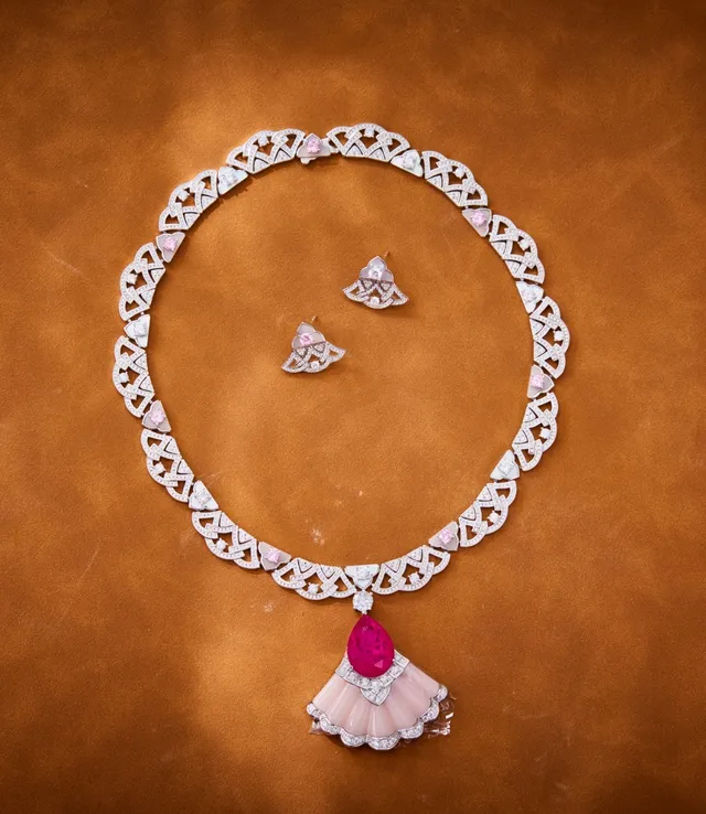 Van Cleef & Arpels Collier Pendentif Or Rose en Forme d'Éventail avec Trame Ouverte 6
