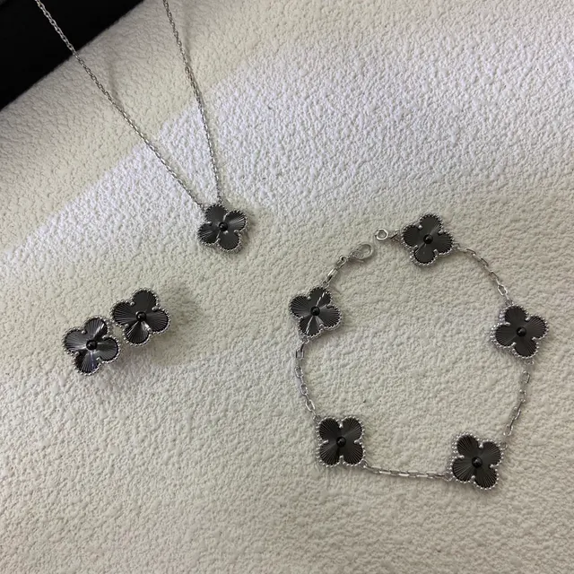 Van Cleef & Arpels Alhambra Black Enamel Four-Leaf Clover Necklace 2