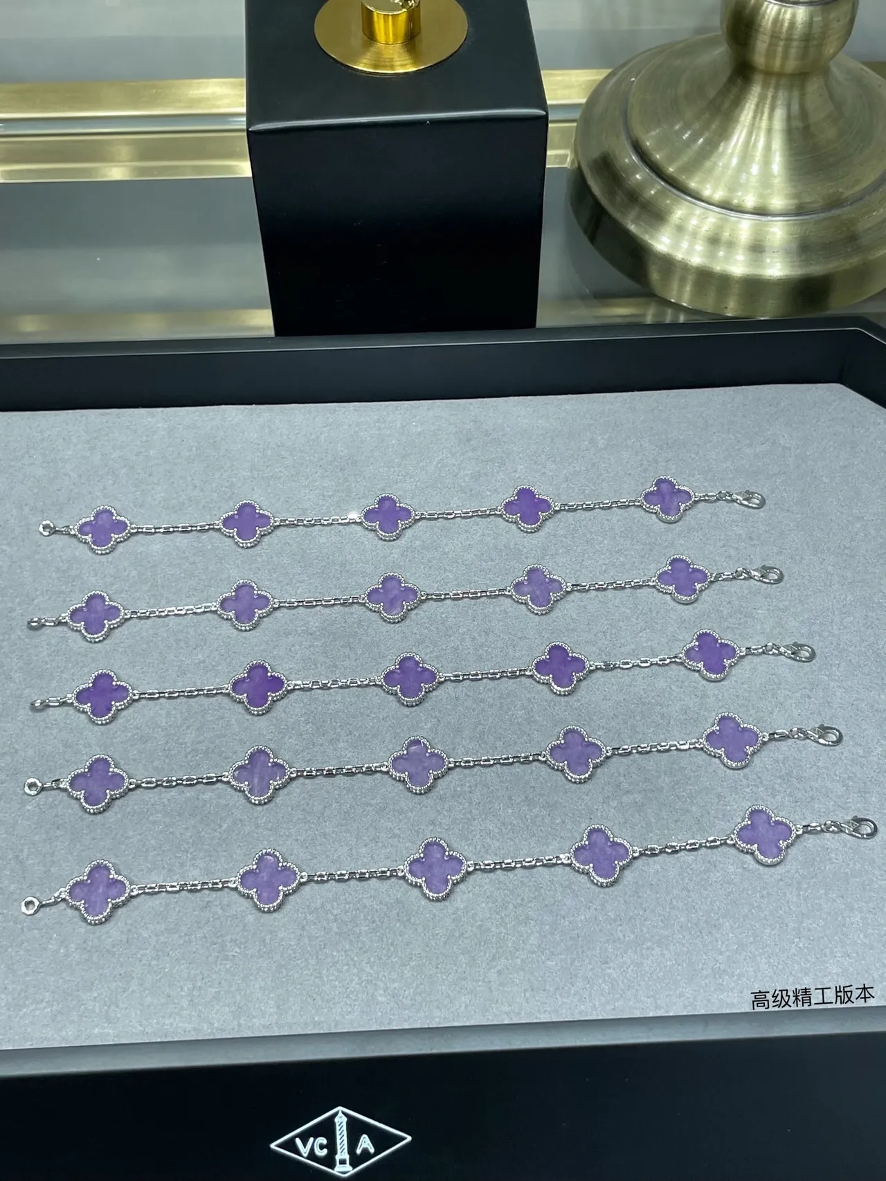 Van Cleef & Arpels Alhambra Pulsera de esmalte morado con cinco motivos 4
