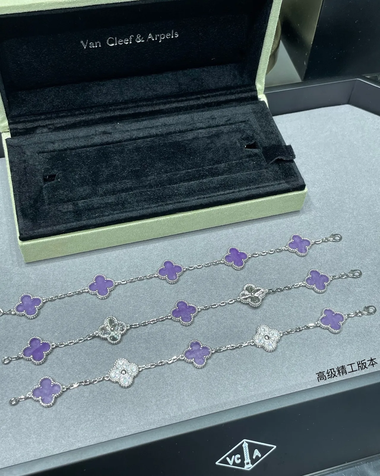 Van Cleef & Arpels Alhambra Pulsera de esmalte morado con cinco motivos 5