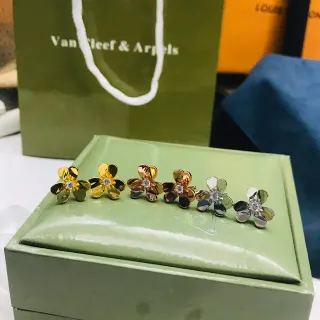 Van Cleef & Arpels Alhambra 花朵耳钉
