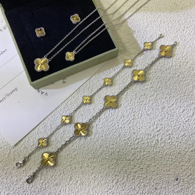 Van Cleef & Arpels Alhambra Trébol de Quatro Folhas Colar em Ouro Amarelo e Branco 2