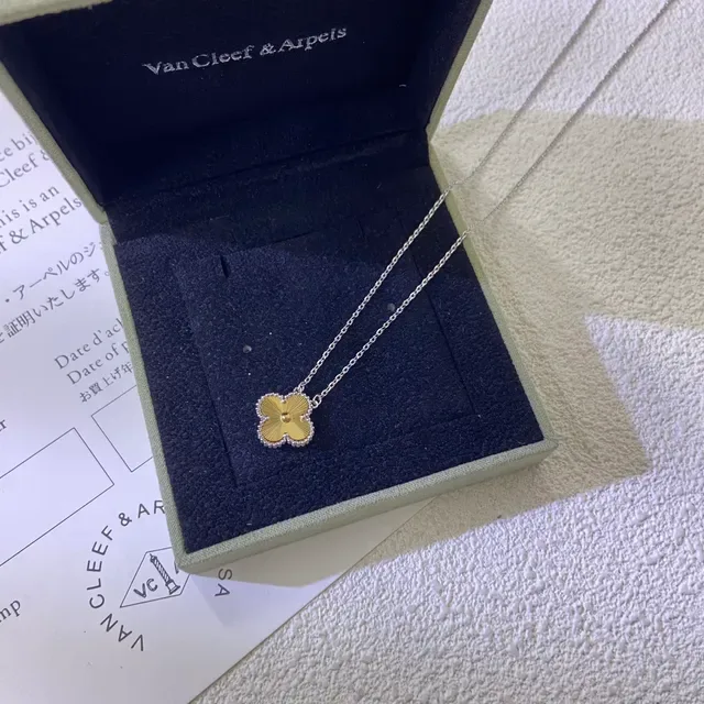 Van Cleef & Arpels Alhambra Trébol de Quatro Folhas Colar em Ouro Amarelo e Branco 3