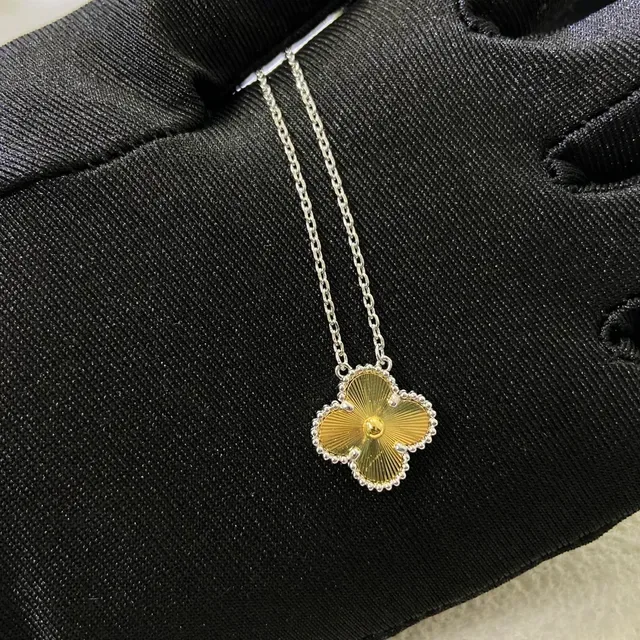 Van Cleef & Arpels Alhambra Trébol de Quatro Folhas Colar em Ouro Amarelo e Branco 4