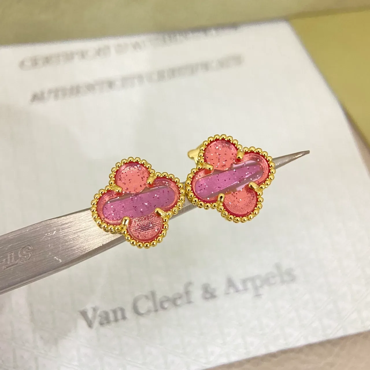 Van Cleef & Arpels Alhambra গোলাপি লাল রেজিন চার পাতার ক্লোভার কানের দুল 3