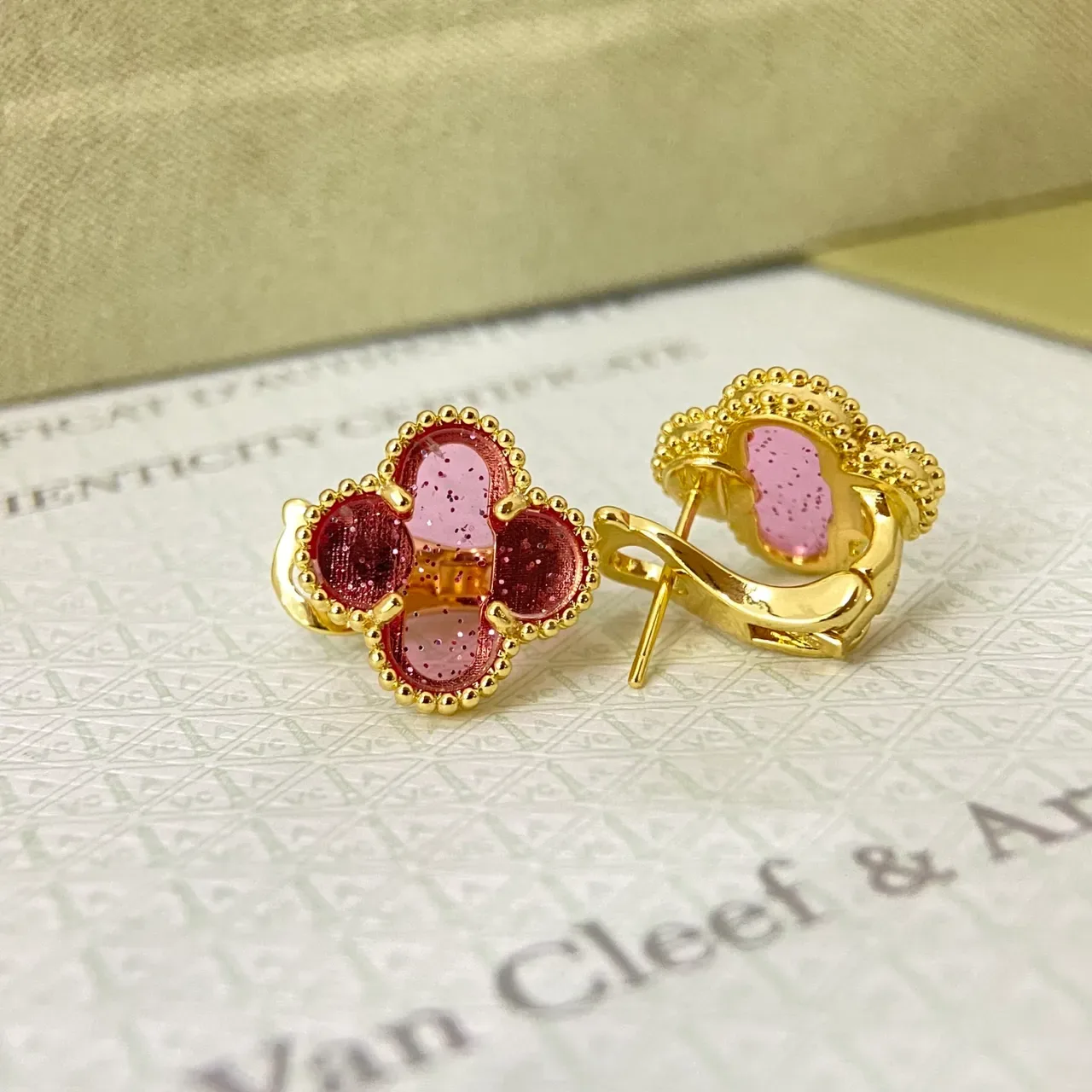 Van Cleef & Arpels Alhambra গোলাপি লাল রেজিন চার পাতার ক্লোভার কানের দুল 4