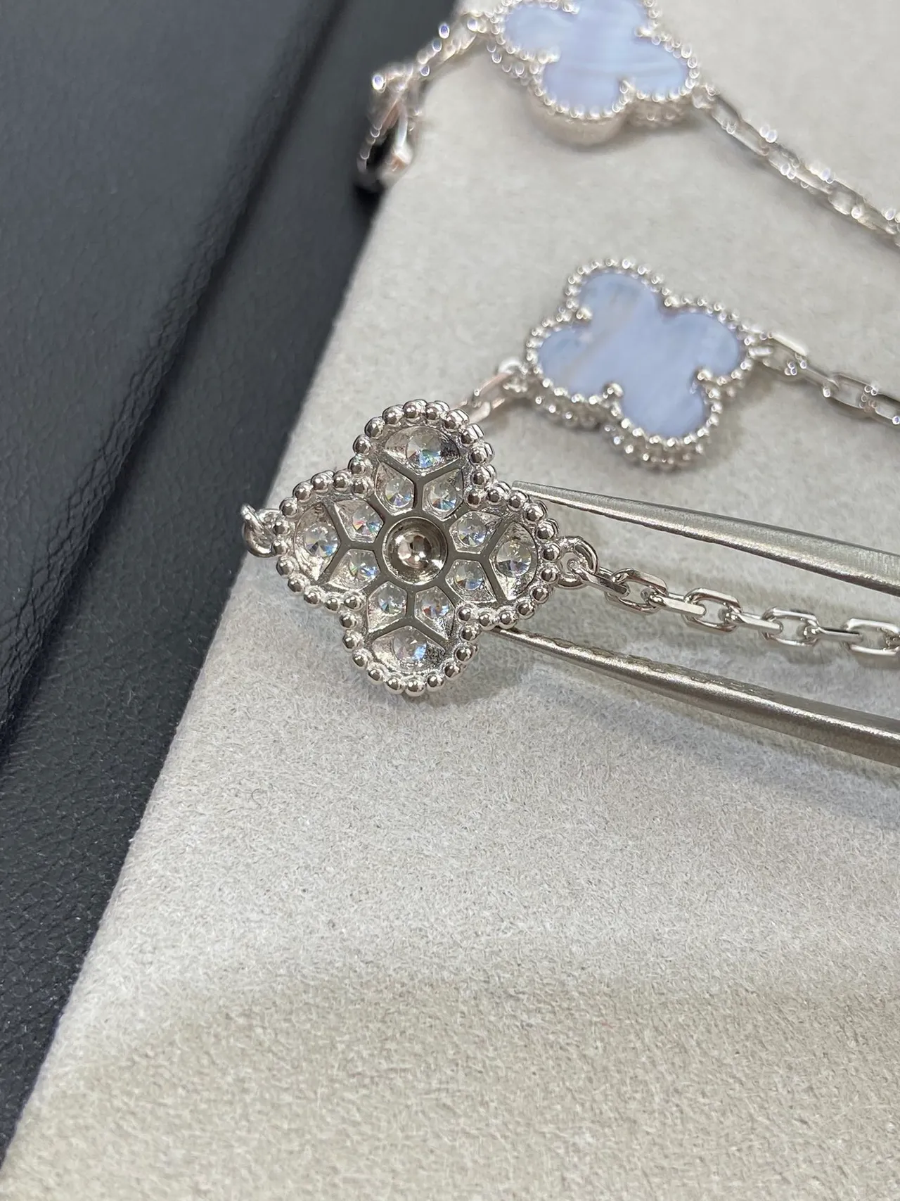 Van Cleef & Arpels Alhambra Plata Púrpura Trébol de Cuatro Hojas Motivos Detalle de Borda con Cuentas Brazalete 2