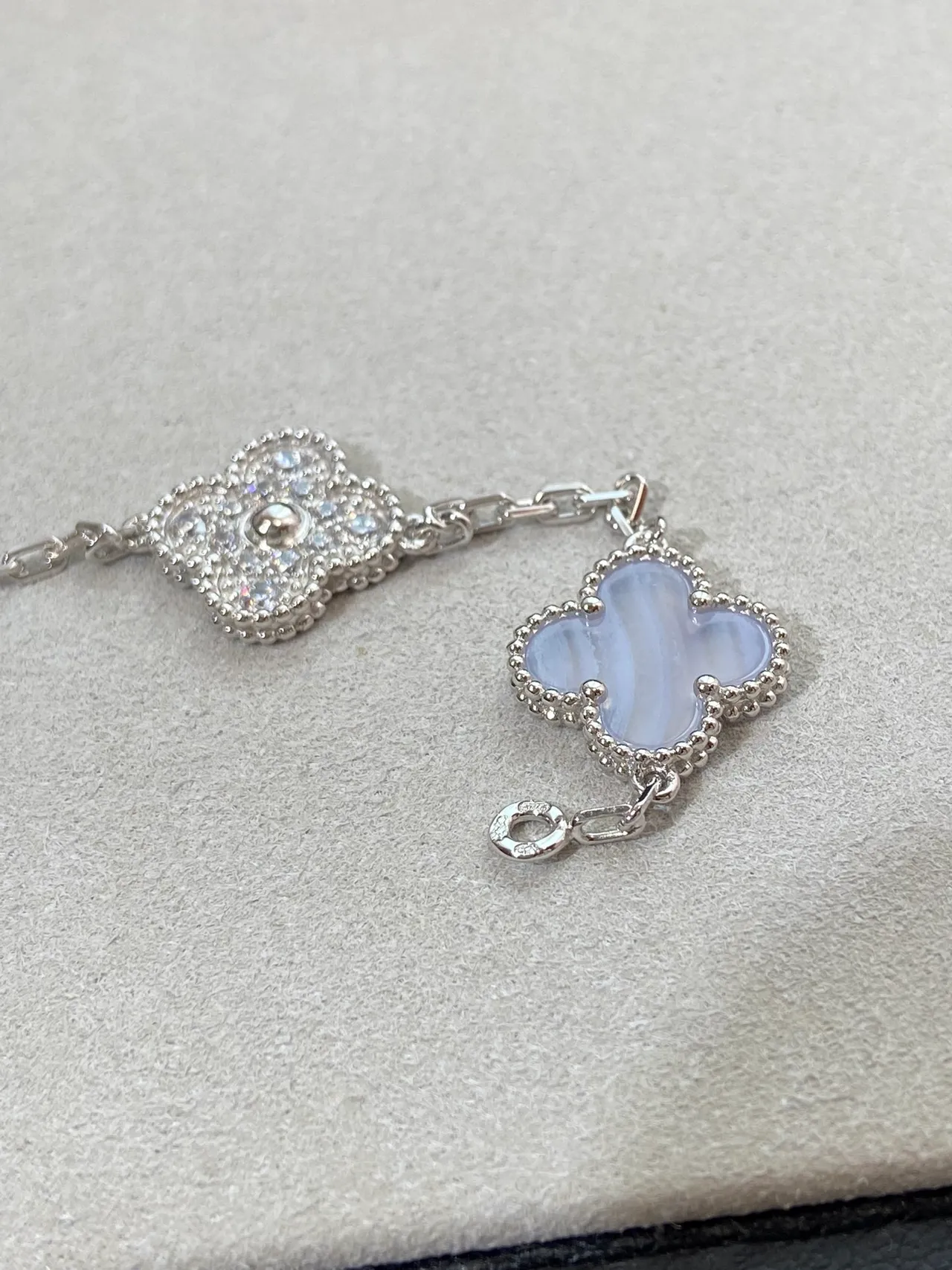 Van Cleef & Arpels Alhambra Plata Púrpura Trébol de Cuatro Hojas Motivos Detalle de Borda con Cuentas Brazalete 3