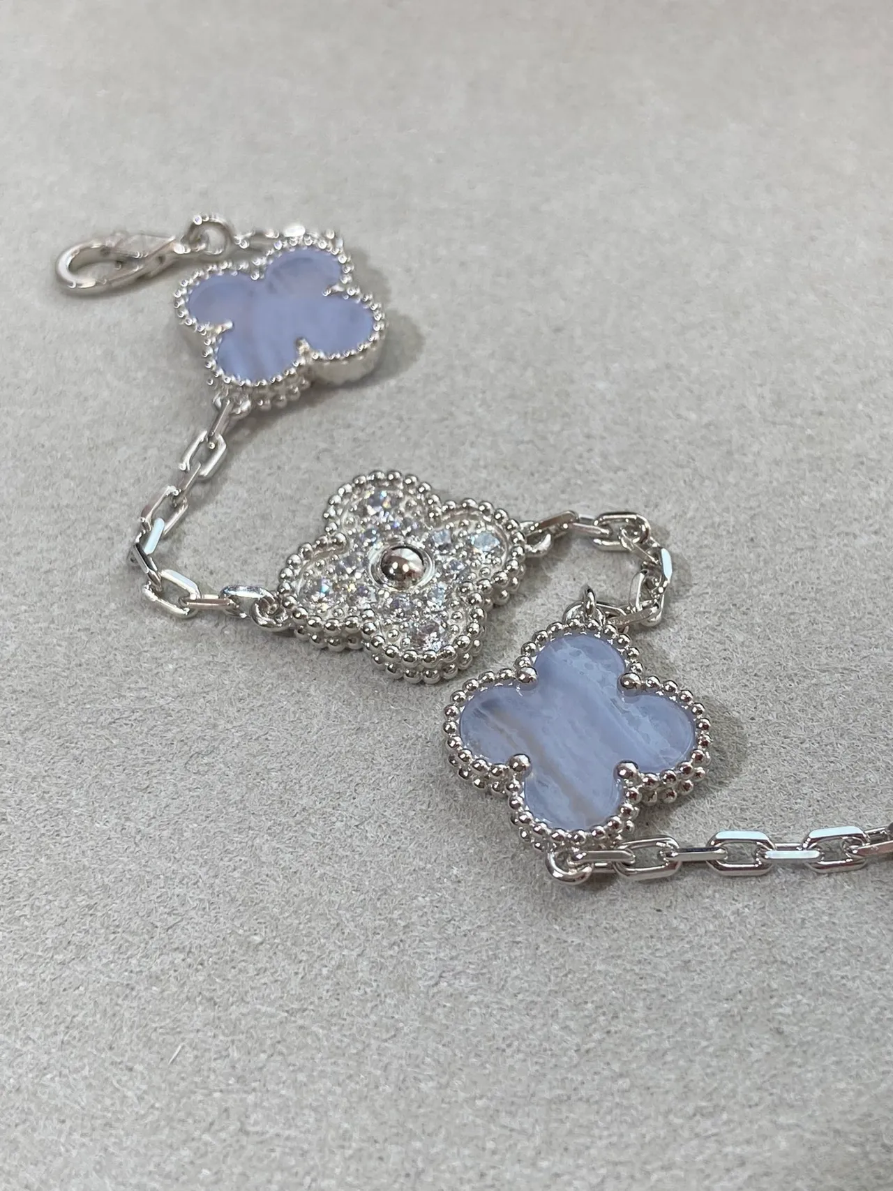 Van Cleef & Arpels Alhambra Plata Púrpura Trébol de Cuatro Hojas Motivos Detalle de Borda con Cuentas Brazalete 4