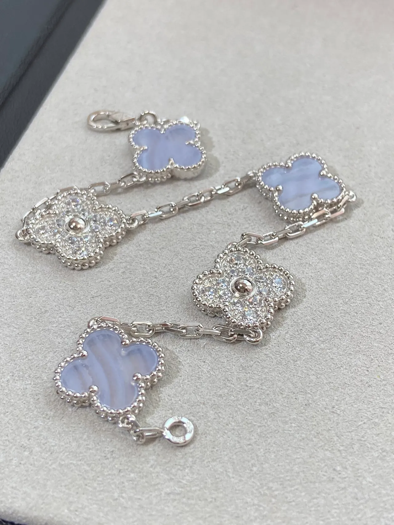 Van Cleef & Arpels Alhambra Plata Púrpura Trébol de Cuatro Hojas Motivos Detalle de Borda con Cuentas Brazalete 5