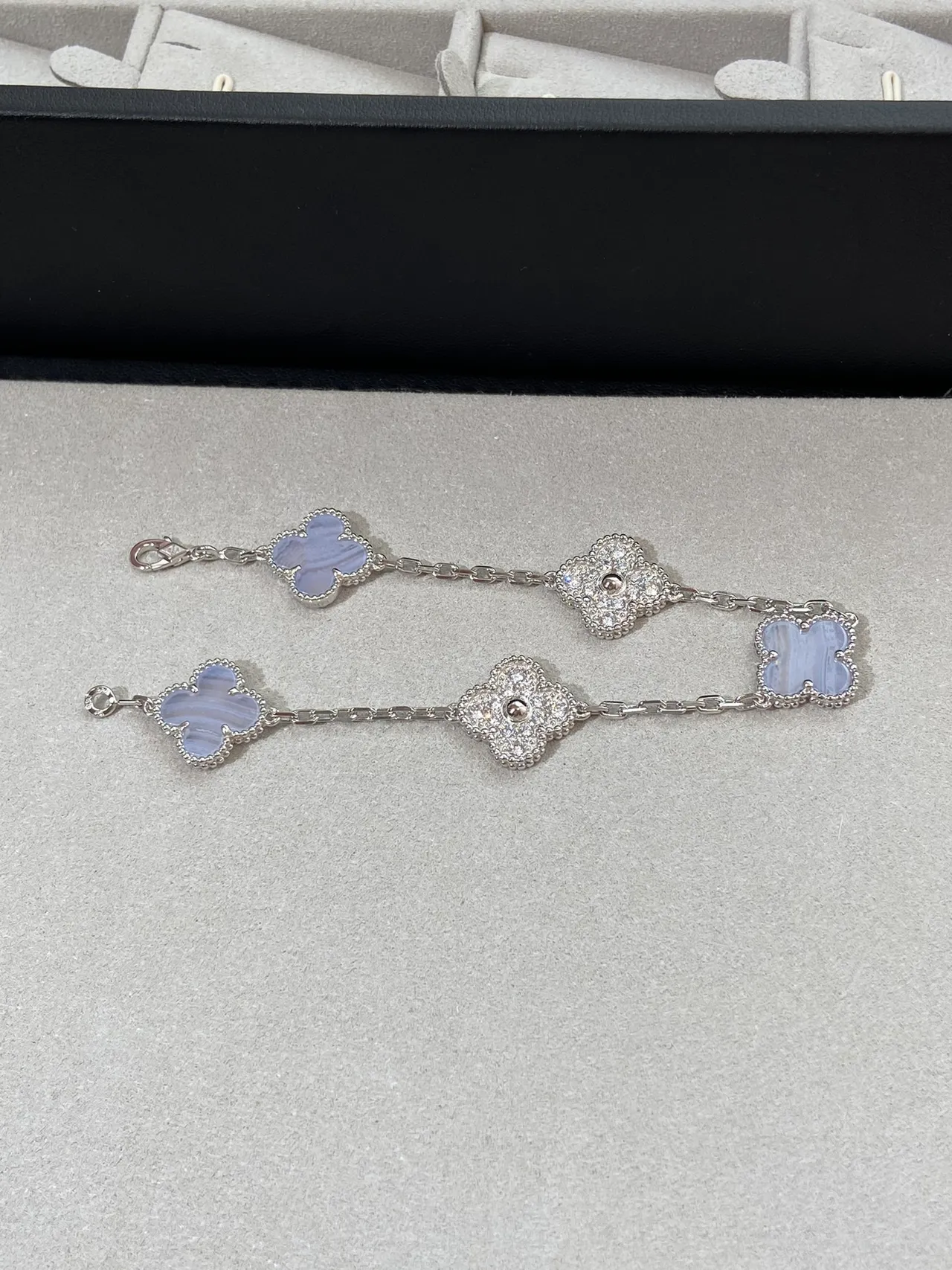 Van Cleef & Arpels Alhambra Plata Púrpura Trébol de Cuatro Hojas Motivos Detalle de Borda con Cuentas Brazalete 6